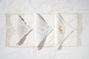 A SUITE OF EMBROIDERED TABLE LINENS