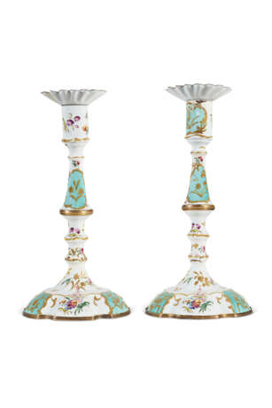 A PAIR OF SOUTH STAFFORDSHIRE ENAMEL AND GILT CANDLESTICKS - фото 2