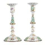A PAIR OF SOUTH STAFFORDSHIRE ENAMEL AND GILT CANDLESTICKS - Foto 2