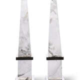 A PAIR OF ROCK CRYSTAL AND HARDSTONE OBELISKS - фото 2