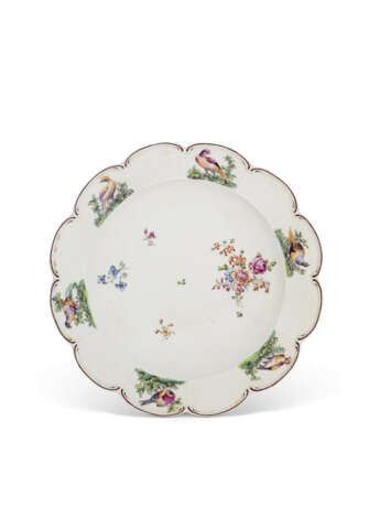 A PAIR OF CHELSEA PORCELAIN LOBED PLATES - фото 2
