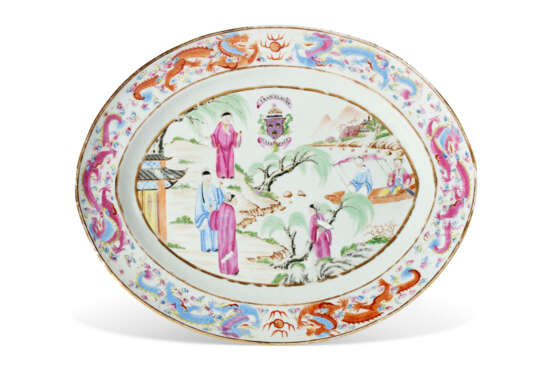 A CHINESE EXPORT PORCELAIN CANTON FAMILLE ROSE ARMORIAL PART SERVICE - фото 2