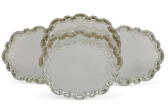 A SET OF FIVE AMERICAN SILVER SALVERS - photo 1
