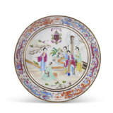 A CHINESE EXPORT PORCELAIN CANTON FAMILLE ROSE ARMORIAL PART SERVICE - фото 4