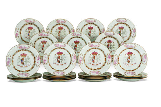 A SET OF TWENTY-FIVE CHINESE EXPORT ARMORIAL DINNER PLATES - photo 1