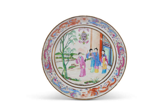 A CHINESE EXPORT PORCELAIN CANTON FAMILLE ROSE ARMORIAL PART SERVICE - фото 5