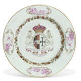A SET OF TWENTY-FIVE CHINESE EXPORT ARMORIAL DINNER PLATES - photo 2