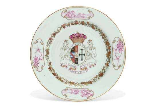 A SET OF TWENTY-FIVE CHINESE EXPORT ARMORIAL DINNER PLATES - фото 2