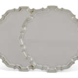 TWO AMERICAN SILVER FOOTED SALVERS - Foto 1