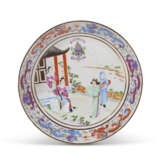 A CHINESE EXPORT PORCELAIN CANTON FAMILLE ROSE ARMORIAL PART SERVICE - фото 6