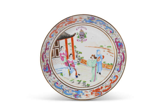 A CHINESE EXPORT PORCELAIN CANTON FAMILLE ROSE ARMORIAL PART SERVICE - фото 6