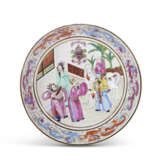 A CHINESE EXPORT PORCELAIN CANTON FAMILLE ROSE ARMORIAL PART SERVICE - фото 7