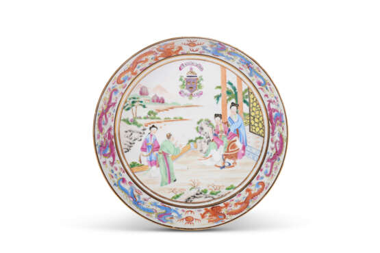 A CHINESE EXPORT PORCELAIN CANTON FAMILLE ROSE ARMORIAL PART SERVICE - фото 8