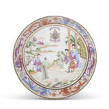 A CHINESE EXPORT PORCELAIN CANTON FAMILLE ROSE ARMORIAL PART SERVICE - фото 8