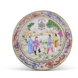 A CHINESE EXPORT PORCELAIN CANTON FAMILLE ROSE ARMORIAL PART SERVICE - фото 10