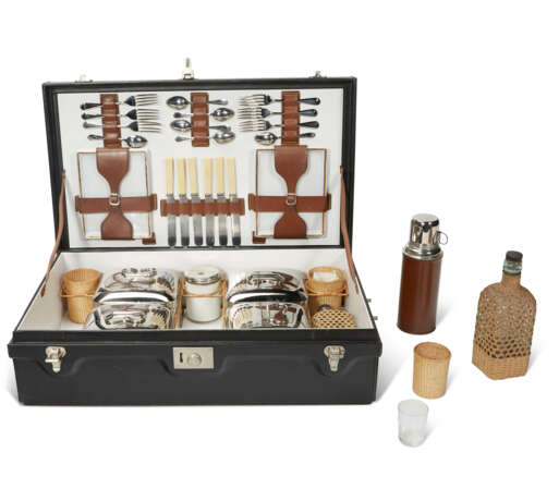 A SET OF THREE FITTED PICNIC HAMPERS AND ACCOUTREMENTS - фото 4