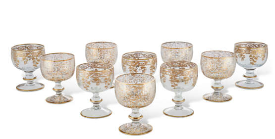 AN ASSEMBLED SET OF CONTINENTAL GILT-DECORATED GLASS GOBLETS - фото 1