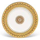 THIRTY-SIX FRENCH (LE TALLEC) PORCELAIN PEACH-GROUND DINNER PLATES - Foto 2