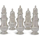 A SET OF TWELVE AMERICAN SILVER CASTERS - Foto 1