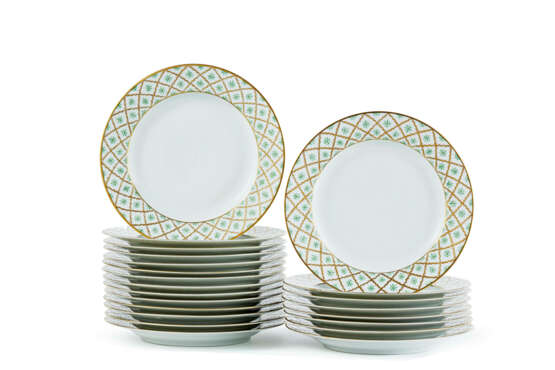 FORTY-SIX FRENCH (LE TALLEC) PORCELAIN PLATES - фото 2
