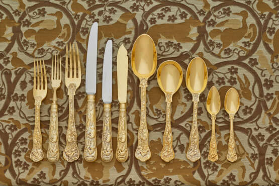 AN ELIZABETH II SILVER-GILT FLATWARE SERVICE - photo 2