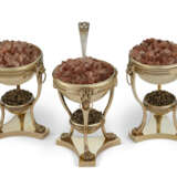 A SET OF EIGHT AMERICAN SILVER-GILT DOUBLE SALT CELLARS AND EIGHT MATCHING SALT SPOONS - Foto 2