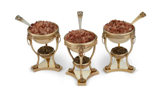 A SET OF EIGHT AMERICAN SILVER-GILT DOUBLE SALT CELLARS AND EIGHT MATCHING SALT SPOONS - Foto 2