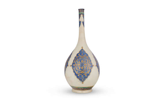 A LARGE BLUE AND WHITE BOTTLE VASE - фото 1