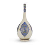 A LARGE BLUE AND WHITE BOTTLE VASE - фото 2