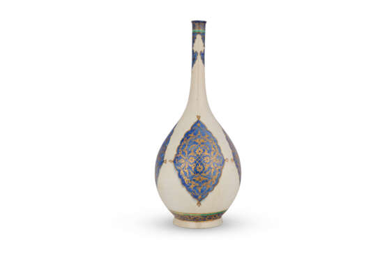 A LARGE BLUE AND WHITE BOTTLE VASE - фото 3