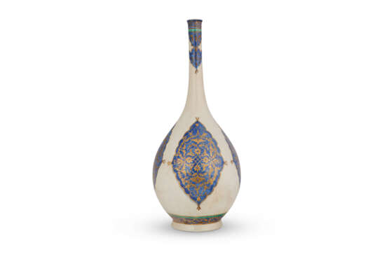 A LARGE BLUE AND WHITE BOTTLE VASE - фото 4