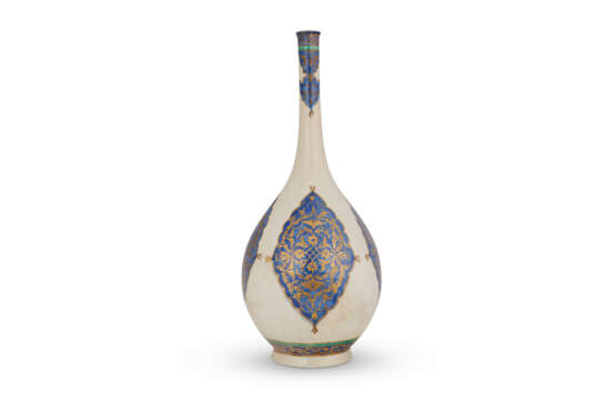 A LARGE BLUE AND WHITE BOTTLE VASE - photo 4