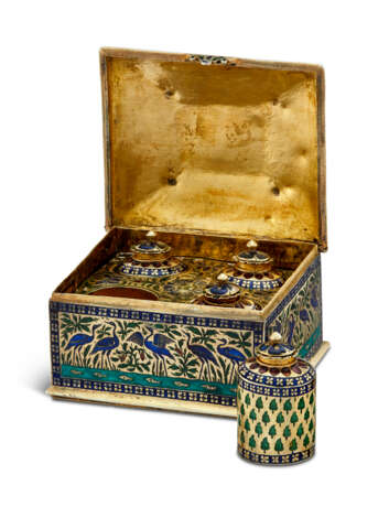 AN INDIAN LAPIS LAZULI-MOUNTED SILVER-GILT AND ENAMEL SCENT BOTTLE NECESSAIRE - фото 3