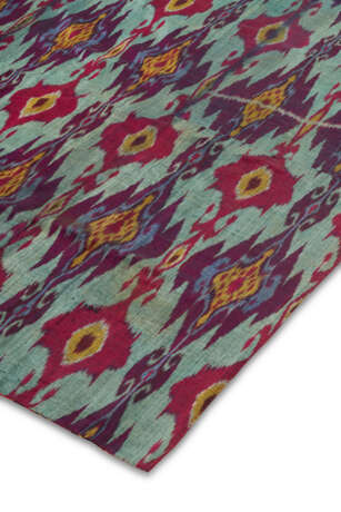 A CENTRAL ASIAN SILK AND COTTON IKAT HANGING - Foto 6