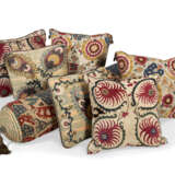 AN OTTOMAN SILK AND LINEN EMBROIDERED PANEL, NOW AS A BOLSTER - Foto 1