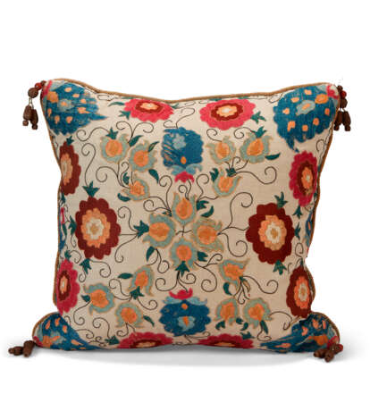 AN OTTOMAN SILK AND LINEN EMBROIDERED PANEL, NOW AS A BOLSTER - Foto 3