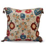 AN OTTOMAN SILK AND LINEN EMBROIDERED PANEL, NOW AS A BOLSTER - Foto 3