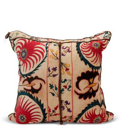 AN OTTOMAN SILK AND LINEN EMBROIDERED PANEL, NOW AS A BOLSTER - Foto 5