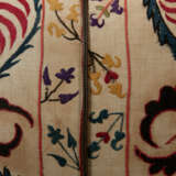 AN OTTOMAN SILK AND LINEN EMBROIDERED PANEL, NOW AS A BOLSTER - Foto 6