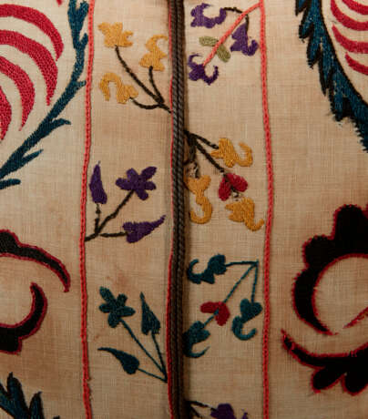 AN OTTOMAN SILK AND LINEN EMBROIDERED PANEL, NOW AS A BOLSTER - Foto 6