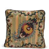 AN OTTOMAN SILK AND LINEN EMBROIDERED PANEL, NOW AS A BOLSTER - Foto 11