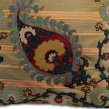 AN OTTOMAN SILK AND LINEN EMBROIDERED PANEL, NOW AS A BOLSTER - Foto 12