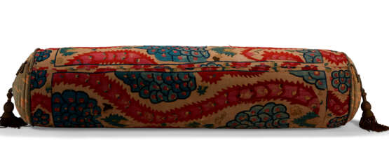 AN OTTOMAN SILK AND LINEN EMBROIDERED PANEL, NOW AS A BOLSTER - Foto 13