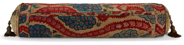 AN OTTOMAN SILK AND LINEN EMBROIDERED PANEL, NOW AS A BOLSTER - Foto 14