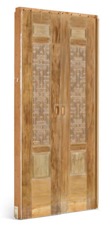 A PAIR OF MOTHER-OF-PEARL INLAID DOORS - фото 2