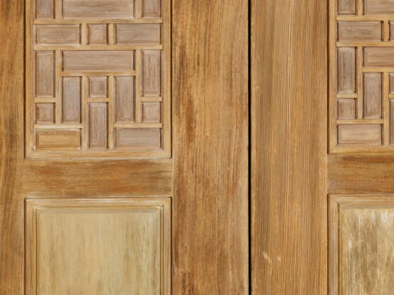 A PAIR OF MOTHER-OF-PEARL INLAID DOORS - фото 3
