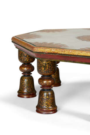 A PARCEL-GILT WHITE MARBLE AND GILTWOOD STAND - photo 4