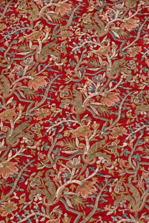 A QUANTITY OF TURKISH SILK AND METALLIC THREAD EMBROIDERY - Foto 1