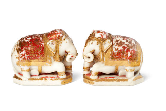 A PAIR OF POLYCHROME-PAINTED ALABASTER ELEPHANTS - Foto 1
