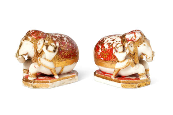 A PAIR OF POLYCHROME-PAINTED ALABASTER ELEPHANTS - Foto 2